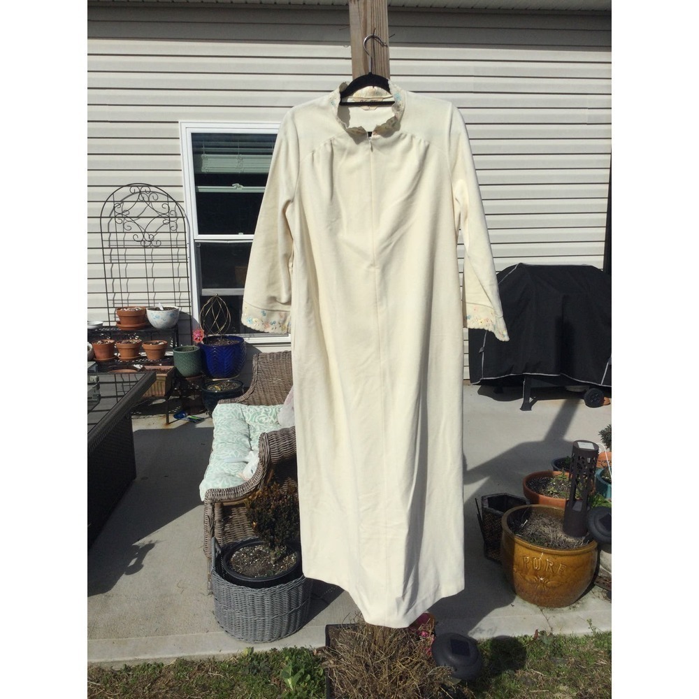 Vtg‎ Vanity Fair house coat womens 8 robe white embroidered floral cottagecore